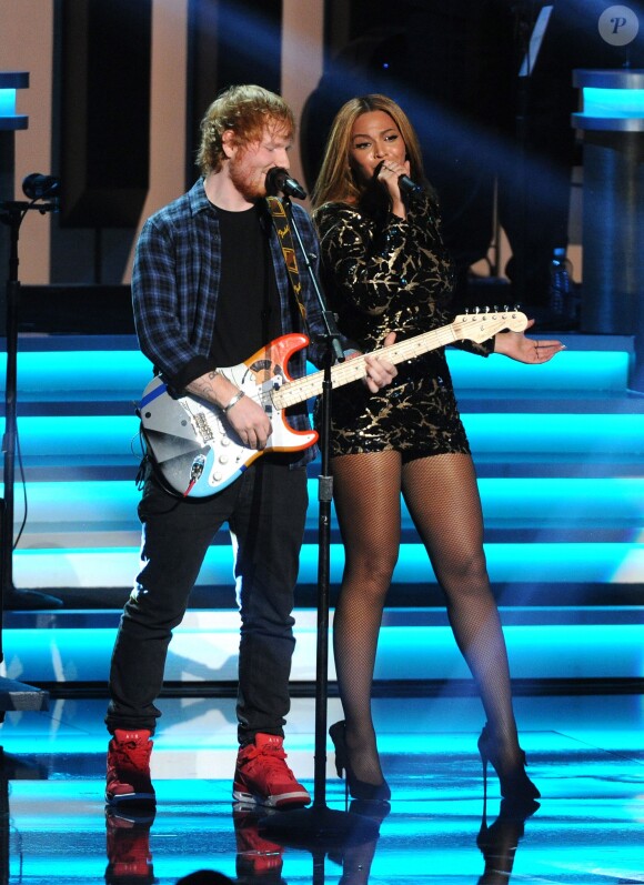 Ed Sheeran et Beyoncé se produisent au Nokia Theater L.A. Live lors du concert "Stevie Wonder: Songs In The Key Of Life - An All-Star Grammy Salute" en hommage à Stevie Wonder. Los Angeles, le 10 février 2015.