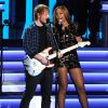 Ed Sheeran et Beyoncé se produisent au Nokia Theatre L.A. Live lors du concert "Stevie Wonder: Songs In The Key Of Life - An All-Star Grammy Salute" en hommage à Stevie Wonder. Los Angeles, le 10 février 2015.