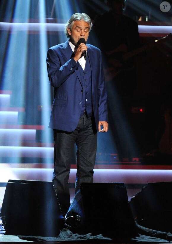 Andrea Bocelli se produit au Nokia Theatre L.A. Live lors du concert "Stevie Wonder: Songs In The Key Of Life - An All-Star Grammy Salute" en hommage à Stevie Wonder. Los Angeles, le 10 février 2015.