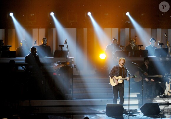 Ed Sheeran se produit au Nokia Theatre L.A. Live lors du concert "Stevie Wonder: Songs In The Key Of Life - An All-Star Grammy Salute" en hommage à Stevie Wonder. Los Angeles, le 10 février 2015.