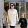 Angelina Jolie et ses jumeaux, Knox et Vivienne (5 ans), à l'aéroport de Los Angeles, le 11 février 2015. Le trio revient d'un voyage rapide à Londres où la star a recontré le secrétaire d'Etat William Hague. 