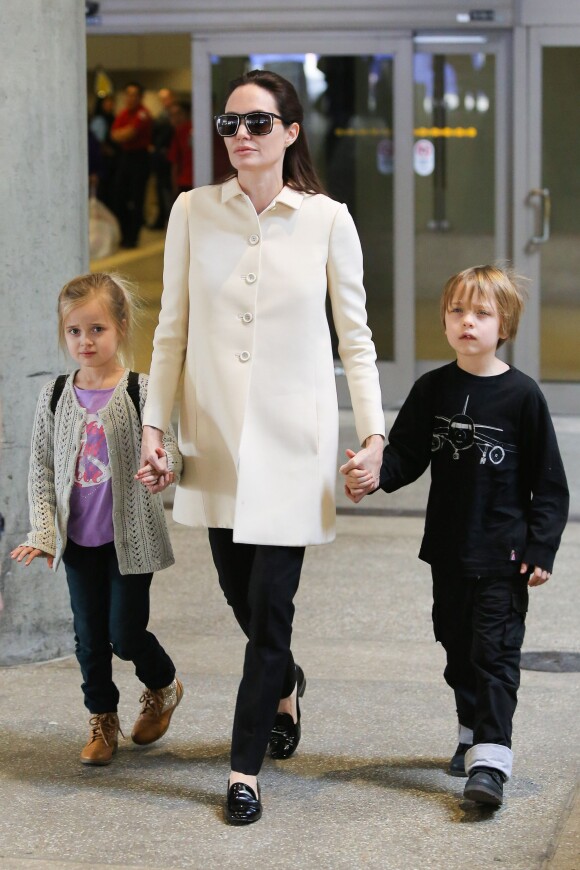 Angelina Jolie et ses jumeaux, Knox et Vivienne (5 ans), à l'aéroport de Los Angeles, le 11 février 2015. Le trio revient d'un voyage rapide à Londres où la star a recontré le secrétaire d'Etat William Hague. 