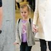 La petite Vivienne tient sa maman Angelina Jolie par la main à l'aéroport de Los Angeles, le 11 février 2015. Le trio revient d'un voyage rapide à Londres où la star a recontré le secrétaire d'Etat William Hague.