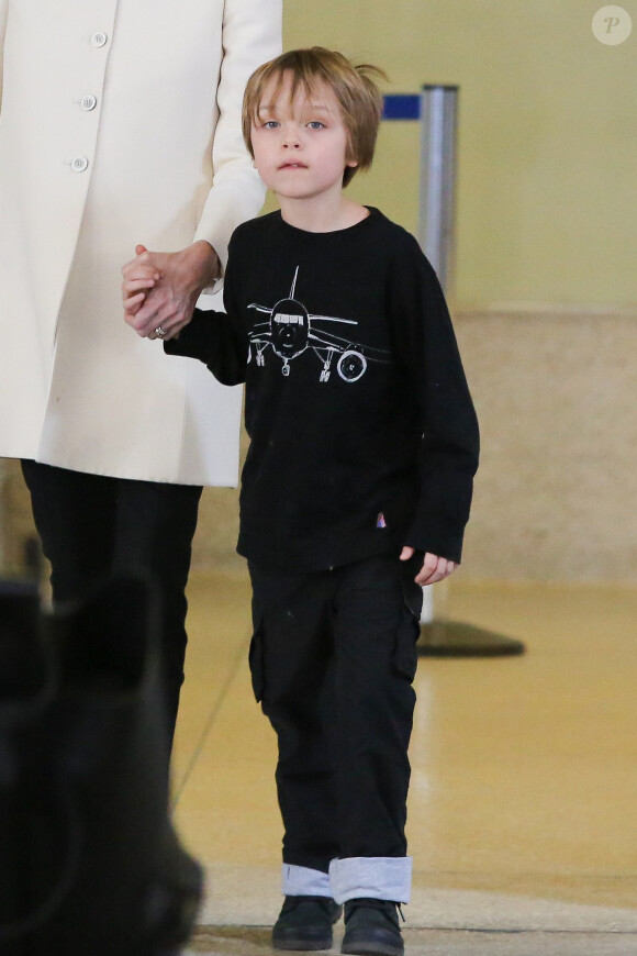Le petit Knox tient sa maman Angelina Jolie par la main, à l'aéroport de Los Angeles, le 11 février 2015. Le trio revient d'un voyage rapide à Londres où la star a recontré le secrétaire d'Etat William Hague.
