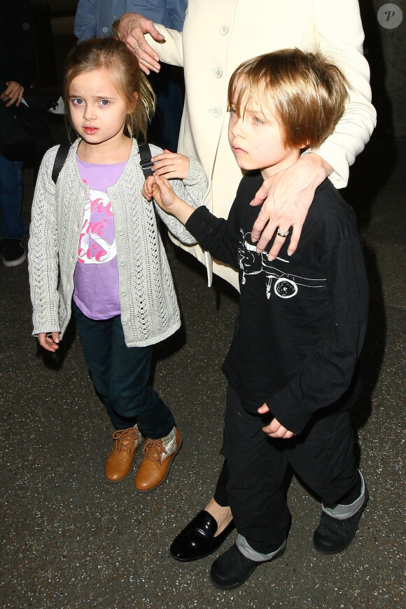 Angelina Jolie et ses jumeaux, Knox et Vivienne (5 ans), à l'aéroport de Los Angeles, le 11 février 2015. Le trio revient d'un voyage rapide à Londres où la star a recontré le secrétaire d'Etat William Hague. 