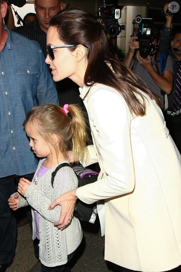 Angelina Jolie et ses jumeaux, Knox et Vivienne (5 ans), à l'aéroport de Los Angeles, le 11 février 2015. Le trio revient d'un voyage rapide à Londres où la star a recontré le secrétaire d'Etat William Hague. 