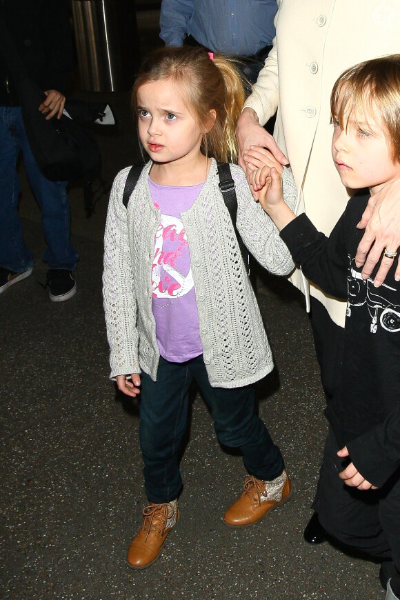 Angelina Jolie et ses jumeaux, Knox et Vivienne (5 ans), à l'aéroport de Los Angeles, le 11 février 2015. Le trio revient d'un voyage rapide à Londres où la star a recontré le secrétaire d'Etat William Hague. 