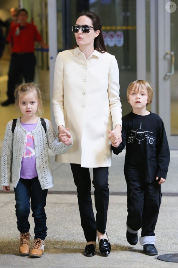 Angelina Jolie et ses jumeaux, Knox et Vivienne (5 ans), à l'aéroport de Los Angeles, le 11 février 2015. Le trio revient d'un voyage rapide à Londres où la star a recontré le secrétaire d'Etat William Hague. 