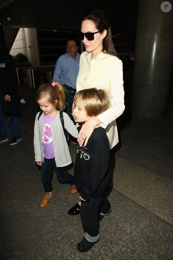 Angelina Jolie et ses jumeaux, Knox et Vivienne (5 ans), à l'aéroport de Los Angeles, le 11 février 2015. Le trio revient d'un voyage rapide à Londres où la star a recontré le secrétaire d'Etat William Hague. 