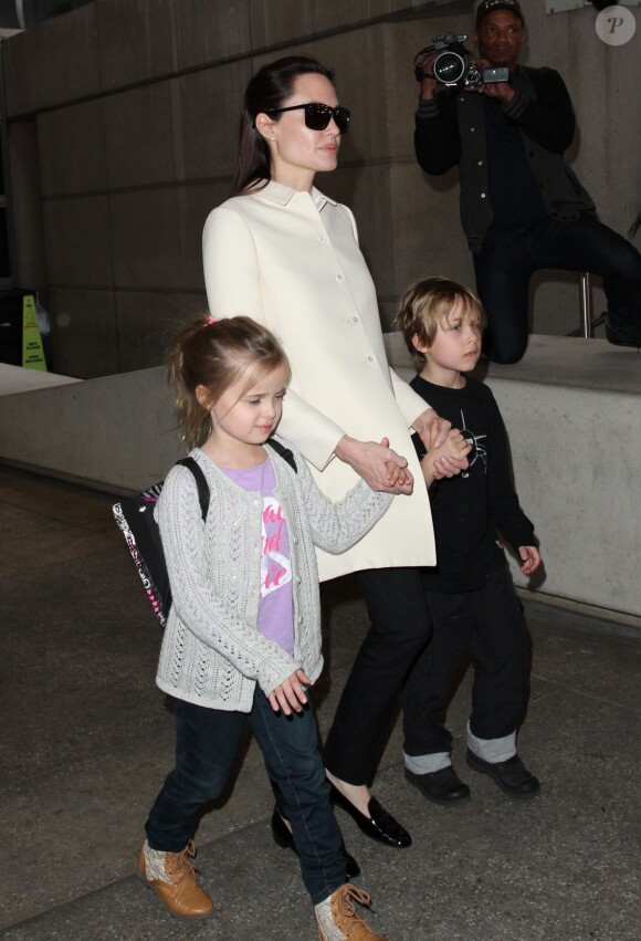 Angelina Jolie et ses jumeaux, Knox et Vivienne (5 ans), à l'aéroport de Los Angeles, le 11 février 2015. Le trio revient d'un voyage rapide à Londres où la star a recontré le secrétaire d'Etat William Hague. 