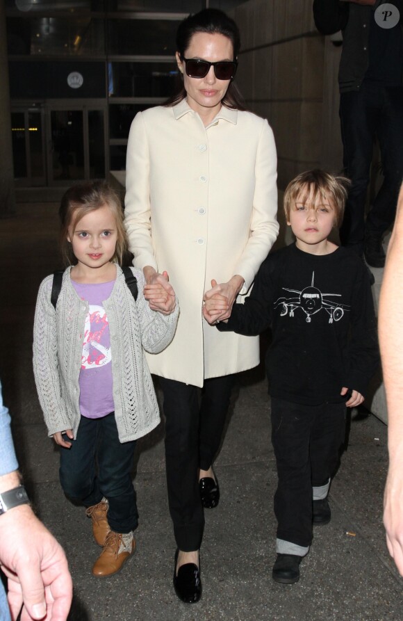 Angelina Jolie et ses jumeaux, Knox et Vivienne (5 ans), à l'aéroport de Los Angeles, le 11 février 2015. Le trio revient d'un voyage rapide à Londres où la star a recontré le secrétaire d'Etat William Hague. 