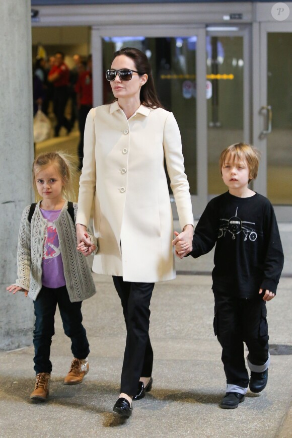 Angelina Jolie et ses jumeaux, Knox et Vivienne (5 ans), à l'aéroport de Los Angeles, le 11 février 2015. Le trio revient d'un voyage rapide à Londres où la star a recontré le secrétaire d'Etat William Hague. 