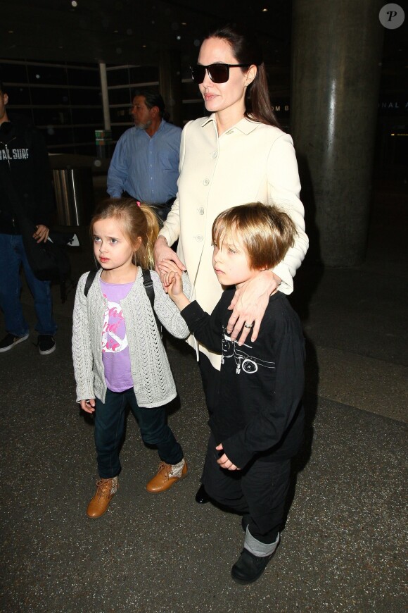 Angelina Jolie et ses jumeaux, Knox et Vivienne (5 ans), à l'aéroport de Los Angeles, le 11 février 2015. Le trio revient d'un voyage rapide à Londres où la star a recontré le secrétaire d'Etat William Hague. 