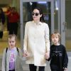Angelina Jolie et ses jumeaux, Knox et Vivienne (5 ans), à l'aéroport de Los Angeles, le 11 février 2015. Le trio revient d'un voyage rapide à Londres où la star a recontré le secrétaire d'Etat William Hague. 