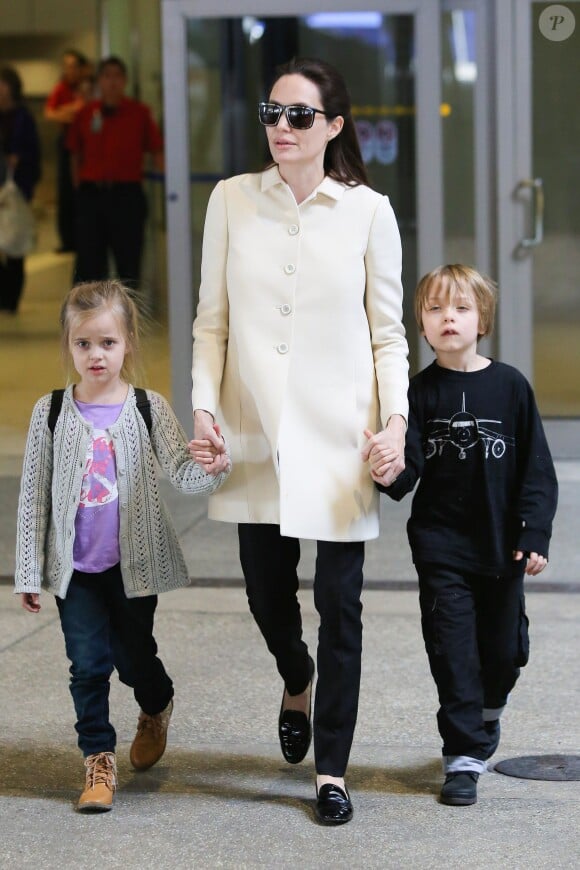 Angelina Jolie et ses jumeaux, Knox et Vivienne (5 ans), à l'aéroport de Los Angeles, le 11 février 2015. Le trio revient d'un voyage rapide à Londres où la star a recontré le secrétaire d'Etat William Hague. 