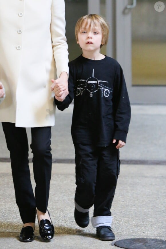 Angelina Jolie et ses jumeaux, Knox et Vivienne (5 ans), à l'aéroport de Los Angeles, le 11 février 2015. Le trio revient d'un voyage rapide à Londres où la star a recontré le secrétaire d'Etat William Hague. 