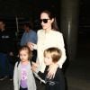 Angelina Jolie et ses jumeaux à l'aéroport de Los Angeles, le 11 février 2015. Le trio revient d'un voyage rapide à Londres où la star a recontré le secrétaire d'Etat William Hague.