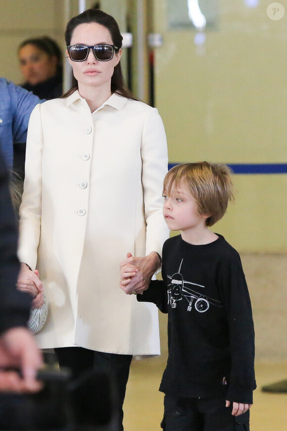 Angelina Jolie et ses jumeaux, Knox et Vivienne (5 ans), à l'aéroport de Los Angeles, le 11 février 2015. Le trio revient d'un voyage rapide à Londres où la star a recontré le secrétaire d'Etat William Hague. 