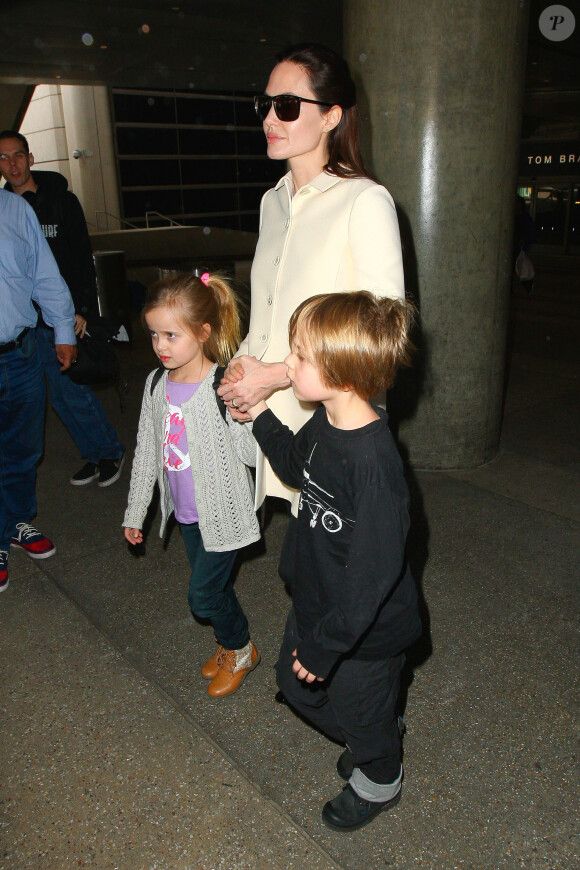 Angelina Jolie et ses jumeaux, Knox et Vivienne (5 ans), à l'aéroport de Los Angeles, le 11 février 2015. Le trio revient d'un voyage rapide à Londres où la star a recontré le secrétaire d'Etat William Hague. 