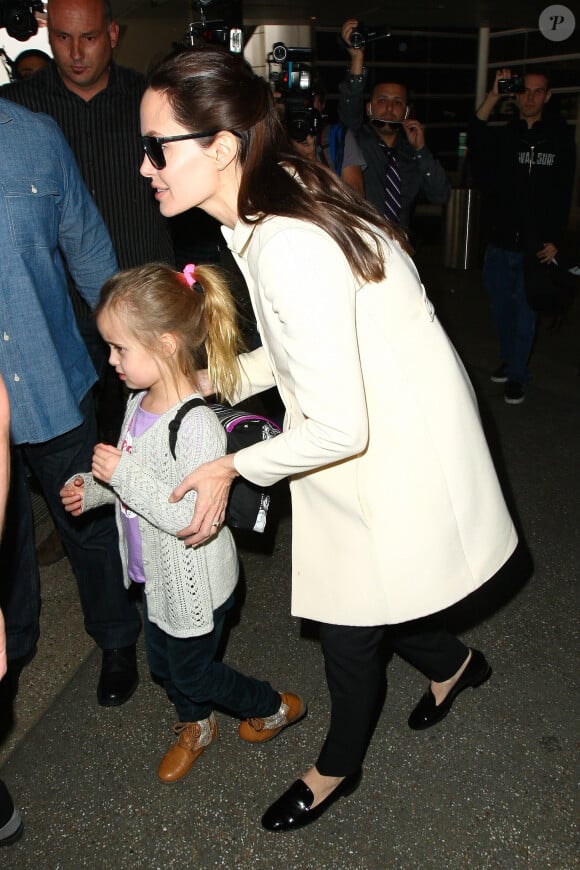 Angelina Jolie et ses jumeaux, Knox et Vivienne (5 ans), à l'aéroport de Los Angeles, le 11 février 2015. Le trio revient d'un voyage rapide à Londres où la star a recontré le secrétaire d'Etat William Hague. 