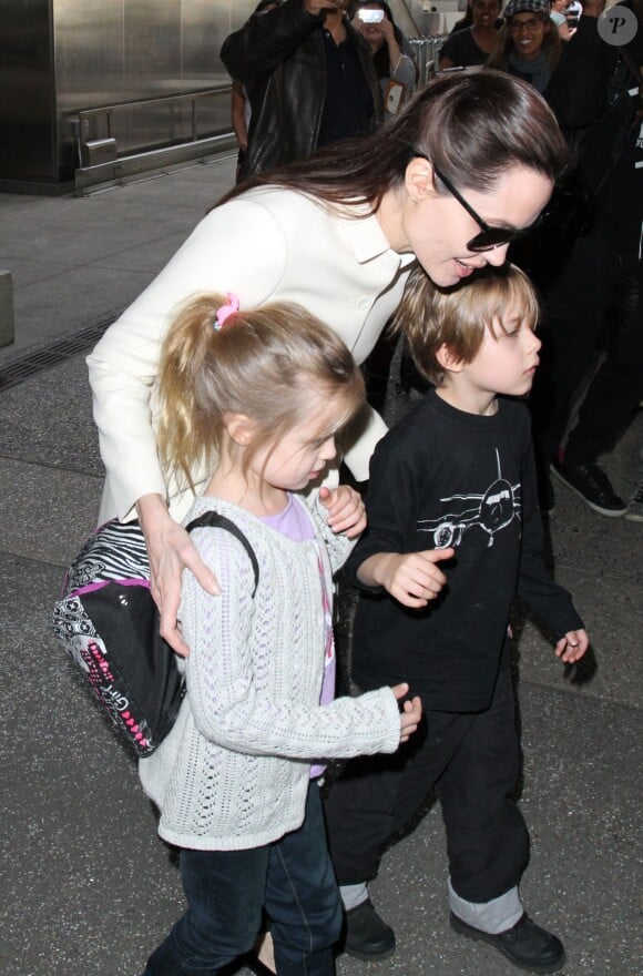 Angelina Jolie et ses jumeaux, Knox et Vivienne (5 ans), à l'aéroport de Los Angeles, le 11 février 2015. Le trio revient d'un voyage rapide à Londres où la star a recontré le secrétaire d'Etat William Hague. 