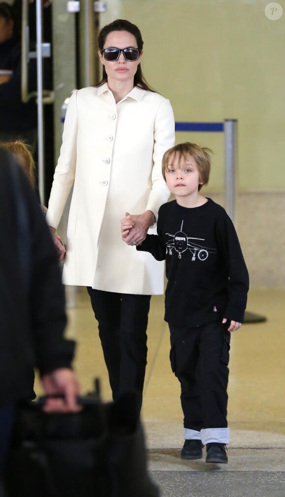 Angelina Jolie et ses jumeaux, Knox et Vivienne (5 ans), à l'aéroport de Los Angeles, le 11 février 2015. Le trio revient d'un voyage rapide à Londres où la star a recontré le secrétaire d'Etat William Hague. 