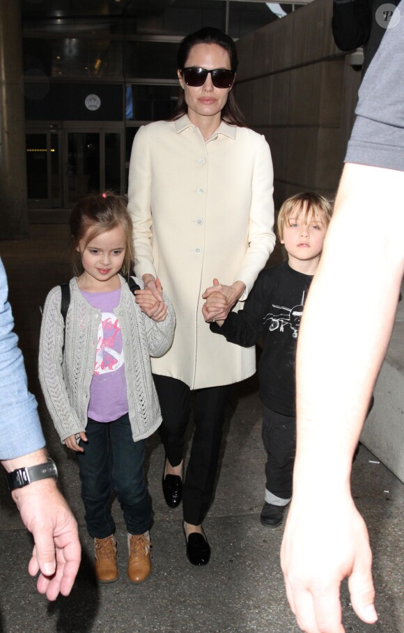 Angelina Jolie et ses jumeaux, Knox et Vivienne (5 ans), à l'aéroport de Los Angeles, le 11 février 2015. Le trio revient d'un voyage rapide à Londres où la star a recontré le secrétaire d'Etat William Hague. 