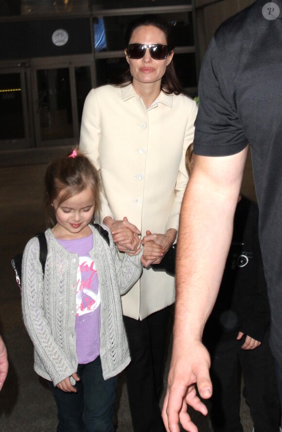 Angelina Jolie et ses jumeaux, Knox et Vivienne (5 ans), à l'aéroport de Los Angeles, le 11 février 2015. Le trio revient d'un voyage rapide à Londres où la star a recontré le secrétaire d'Etat William Hague. 