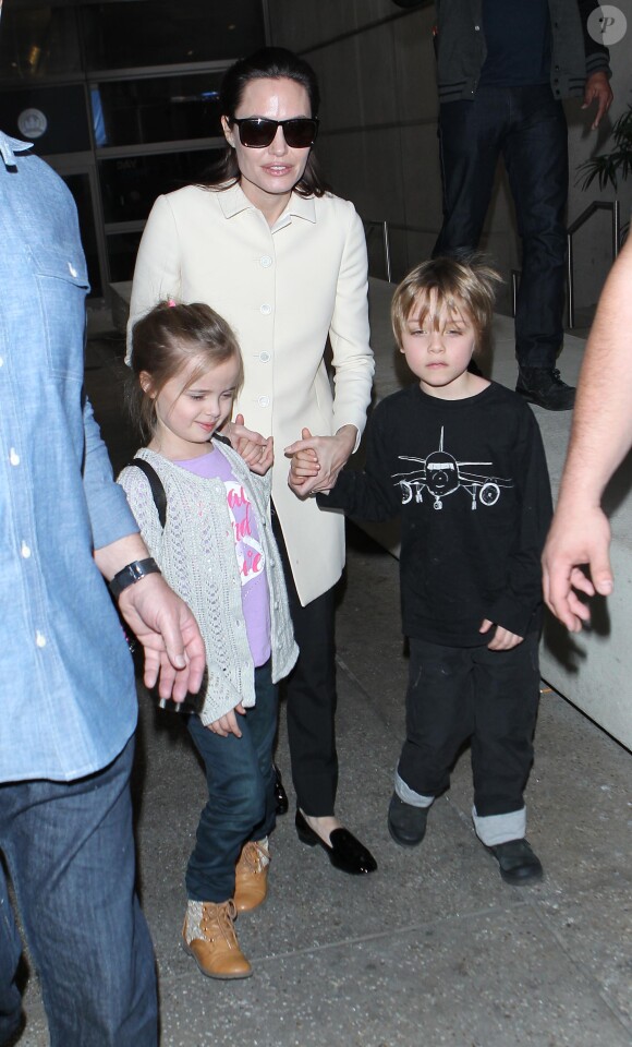 Angelina Jolie et ses jumeaux, Knox et Vivienne (5 ans), à l'aéroport de Los Angeles, le 11 février 2015. Le trio revient d'un voyage rapide à Londres où la star a recontré le secrétaire d'Etat William Hague. 