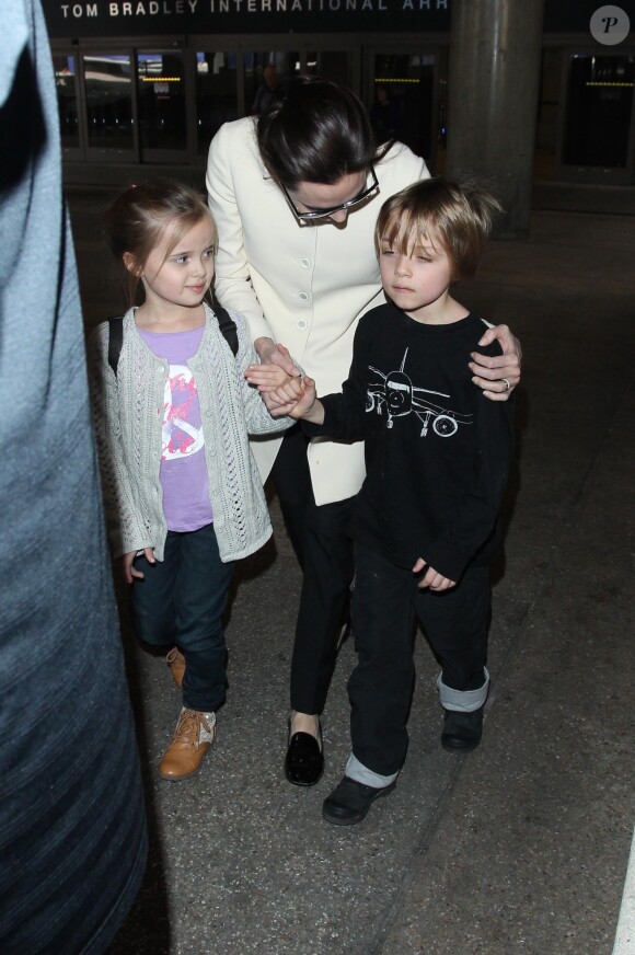 Angelina Jolie et ses jumeaux, Knox et Vivienne, à l'aéroport de Los Angeles, le 11 février 2015. Le trio revient d'un voyage rapide à Londres où la star a recontré le secrétaire d'Etat William Hague.