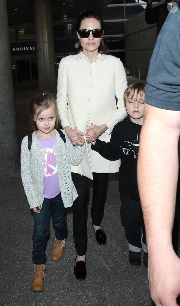 Angelina Jolie et ses jumeaux, Knox et Vivienne (5 ans), à l'aéroport de Los Angeles, le 11 février 2015. Le trio revient d'un voyage rapide à Londres où la star a recontré le secrétaire d'Etat William Hague. 