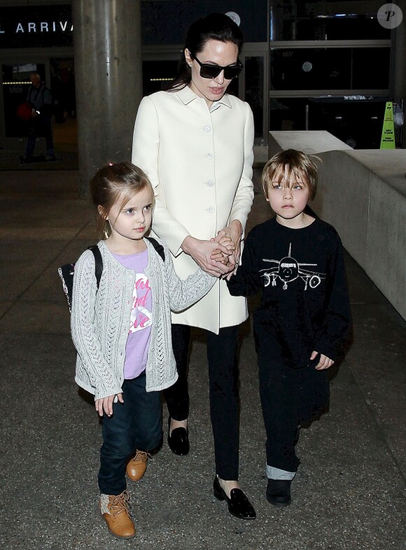 Angelina Jolie et ses jumeaux, Knox et Vivienne (5 ans), à l'aéroport de Los Angeles, le 11 février 2015. Le trio revient d'un voyage rapide à Londres où la star a recontré le secrétaire d'Etat William Hague. 