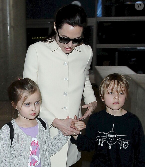 Angelina Jolie et ses jumeaux, Knox et Vivienne (5 ans), à l'aéroport de Los Angeles, le 11 février 2015. Le trio revient d'un voyage rapide à Londres où la star a recontré le secrétaire d'Etat William Hague. 