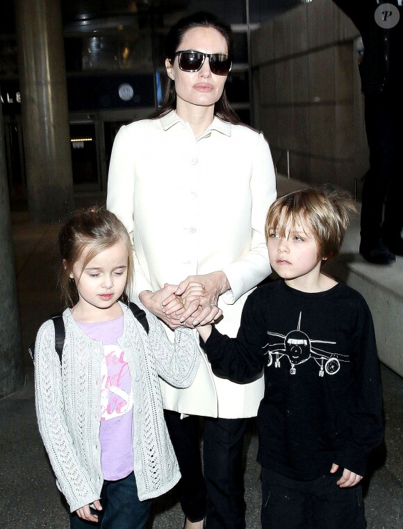 Angelina Jolie et ses jumeaux, Knox et Vivienne (5 ans), à l'aéroport de Los Angeles, le 11 février 2015. Le trio revient d'un voyage rapide à Londres où la star a recontré le secrétaire d'Etat William Hague. 