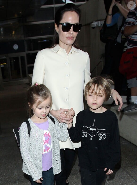 Angelina Jolie et ses jumeaux, Knox et Vivienne (5 ans), à l'aéroport de Los Angeles, le 11 février 2015. Le trio revient d'un voyage rapide à Londres où la star a recontré le secrétaire d'Etat William Hague. 