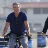 Exclusif - Pierce Brosnan et sa femme Keely font du vélo à Malibu, le 16 janvier 2015.