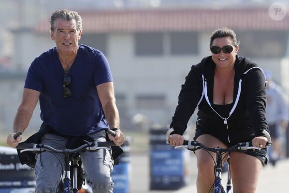 Exclusif - Pierce Brosnan et sa femme Keely font du vélo à Malibu, le 16 janvier 2015.
