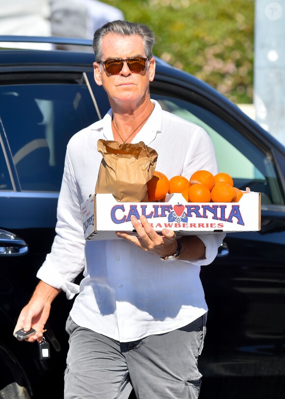 Pierce Brosnan au Farmers Market de Malibu, Los Angeles, le 1 février 2015