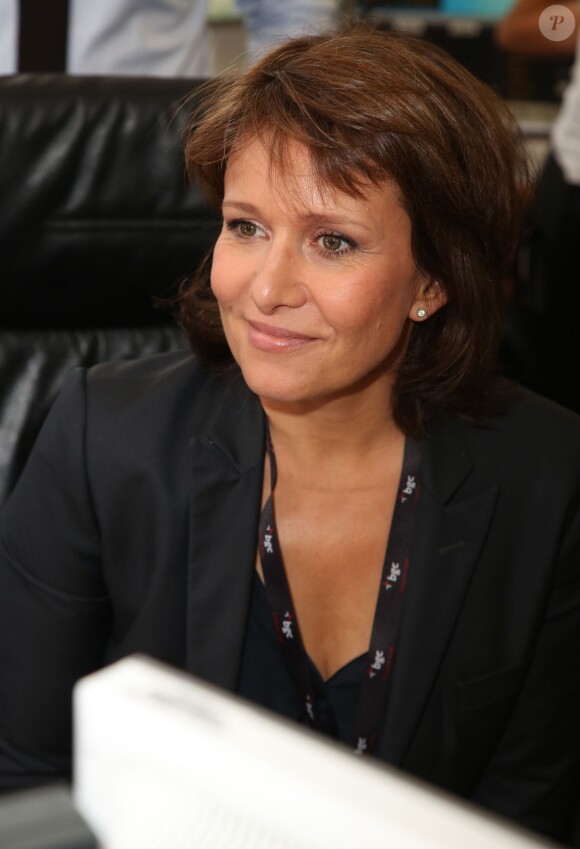Carole Rousseau - Courtier d'un jour pour encourager les clients à passer ce jour là le maximum d'ordres dans la salle des marchés d'Aurel BGC Rue Vivienne à Paris. Le 11 septembre 2014.