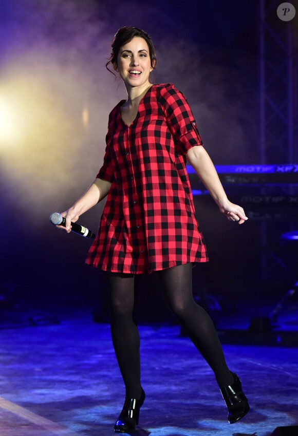 La chanteuse Maude - Concert de l'opération "Pièces Jaunes 2015" au Carré Belle-Feuille à Boulogne-Billancourt le 11 février 2015.