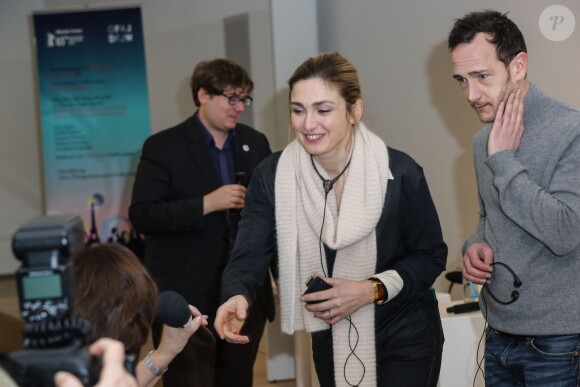 Julie Gayet lors de la conférence "Douée mais sans travail" lors du 65e Festival international du film de Berlin, le 12 février 2015. Cette conférence avait pour thème la place du travail des femmes dans le milieu du cinéma.