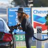 Exclusif - Cindy Crawford fait le plein d'essence de sa Bentley à Malibu, le 13 janvier 2015.