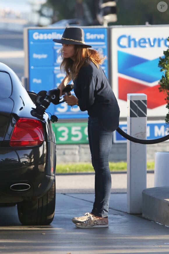 Exclusif - Cindy Crawford fait le plein d'essence de sa Bentley à Malibu, le 13 janvier 2015.