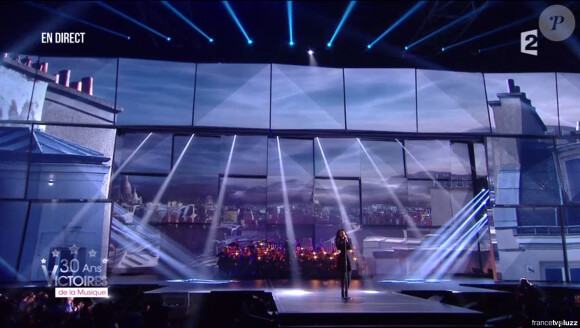 Indila sur la scène des 30e Victoires de la musique, au Zénith de Paris, le 13 février 2015.