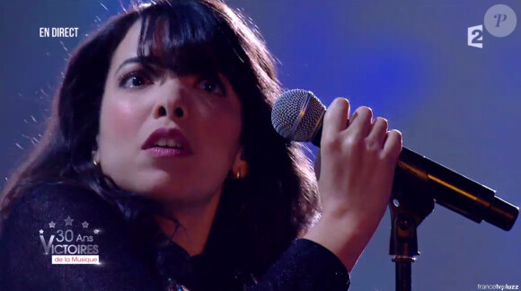 Indila sur la scène des 30e Victoires de la musique, au Zénith de Paris, le 13 février 2015.