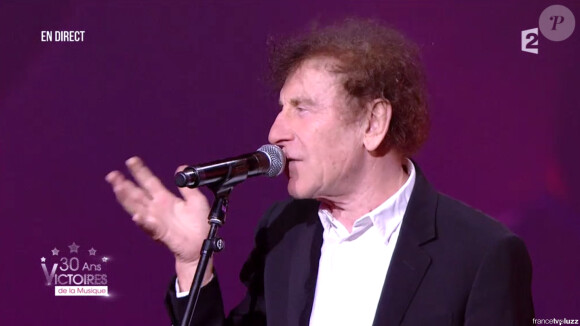 Alain Souchon sur la scène des 30e Victoires de la musique, au Zénith de Paris, le 13 février 2015.