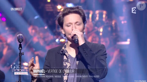 Raphaël sur la scène des 30e Victoires de la musique, au Zénith de Paris, le 13 février 2015.