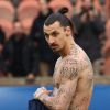 Zlatan Ibrahimovic dévoile ses nouveaux tatouages, des prénoms d'enfants souffrant de la famine, lors du match entre le PSG et Caen au Parc des Princes à Paris, le 14 février 2015, dans le cadre d'une campagne de sensibilisation lancée avec le Programme alimentaire mondial des Nations Unies