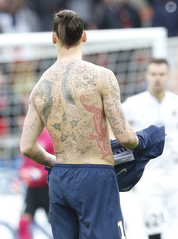Zlatan Ibrahimovic et ses nouveaux tatouages, des prénoms d'enfants souffrant de la famine, lors du match entre le PSG et Caen au Parc des Princes à Paris, le 14 février 2015, dans le cadre d'une campagne de sensibilisation lancée avec le Programme alimentaire mondial des Nations Unies