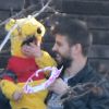 Gerard Piqué va chercher son fils Milan (déguisé en Winnie l'ourson) à l'école à Barcelone le 13 février 2015.